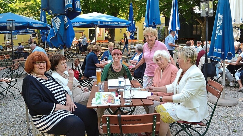Viele Tische im Biergarten des Schlosshotels Schönbrunn waren vom Frauenkulturkreis besetzt. Am Tisch der Gründerinnen Brigitte Geyh (links), Gertrud Riederer-Eichacker (Mitte), Rosemarie Schwenkert (Zweite von rechts) und Ingeborg Pongratz (links) fanden sich auch Gast Marlies Flieser-Hartl (Zweite von links) und Mitglied Ingrid Kraheberger ein.