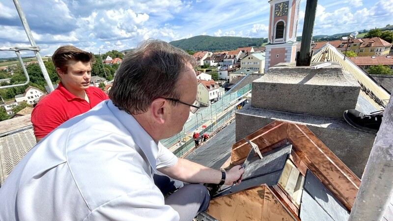 Vor gut drei Wochen hat Stadtpfarrer Seidl die ersten Schindeln auf dem Dach des derzeit sanierten Teils der Kirche verlegt.