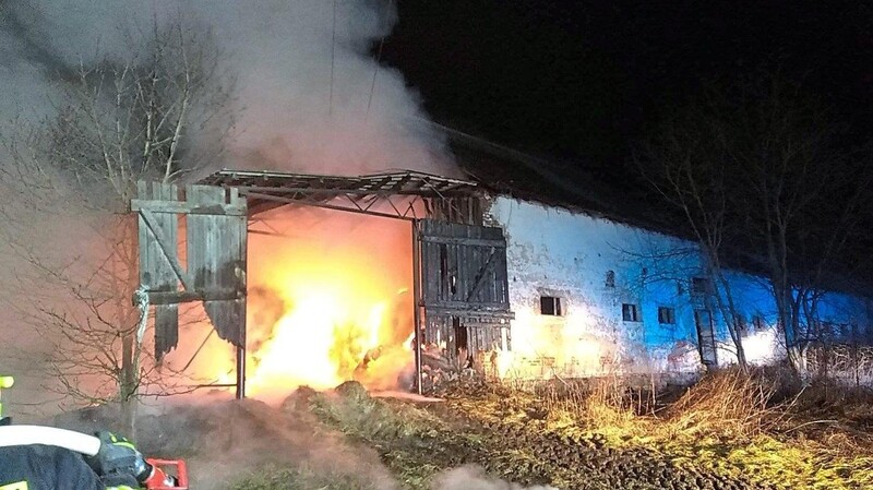 Im Anbau einer Stallung waren Strohballen in Brand geraten, das Feuer wurde vermutlich absichtlich gelegt.