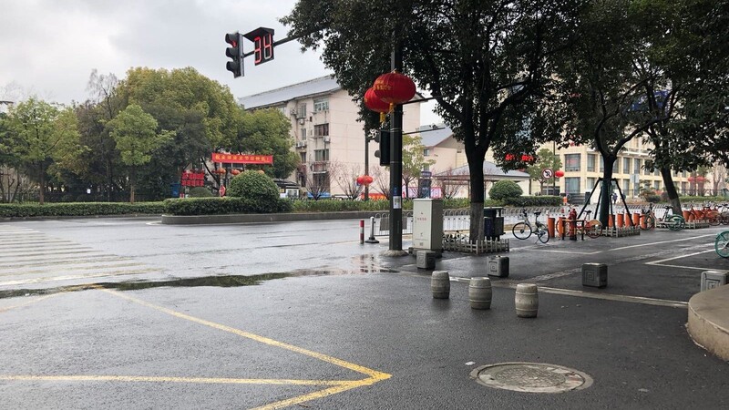 Menschenleere Straße in China: Ein für Europäer ungewohntes Bild, das in Zeiten des Coronavirus aber für die chinesische Bevölkerung fast schon normal wirkt.