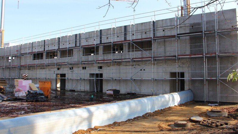 Die Betonarbeiten an der neuen Zweifeldsporthalle sind abgeschlossen. Ab Dezember geht es an den Einbau der Fassadenelemente.