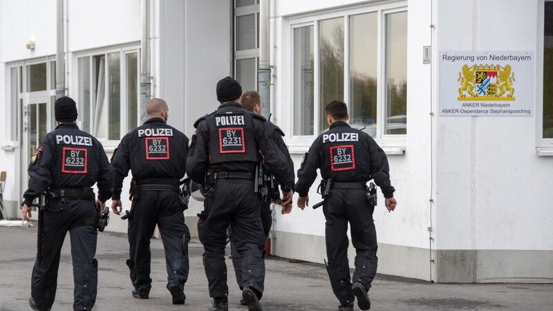 Erst ein Großaufgebot der Polizei konnte den Konflikt im Ankerzentrum Deggendorf beenden.
