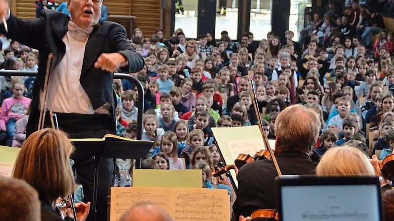 Wie gewohnt ambitioniert dirigierte Professor Ulf Klausenitzer die Schülerkonzerte der Sinfonietta Essenbach. Dabei war die Eskara mit rund 4000 Schülern gut gefüllt.