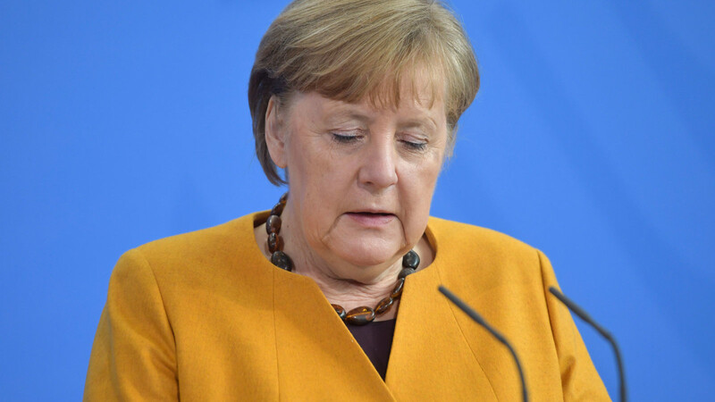 Bundeskanzlerin Angela Merkel kassiert die umstrittene Osterruhe wieder ein und entschuldigt sich.