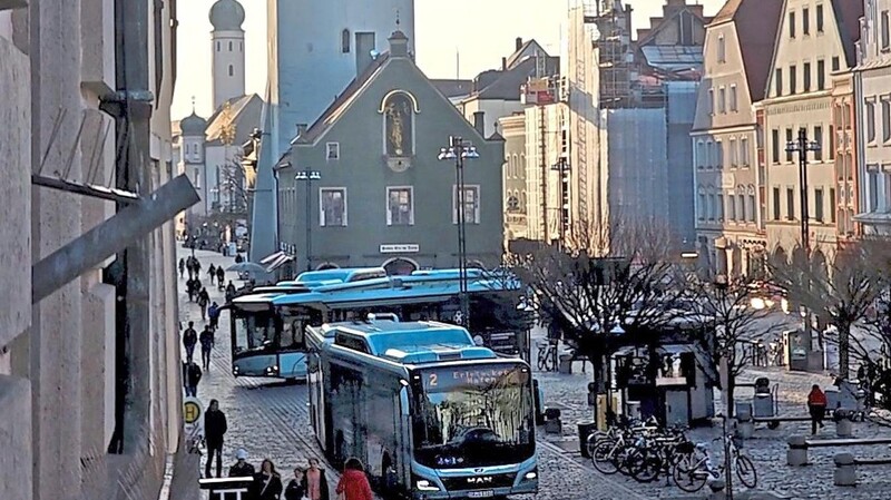 Mehrmals täglich ordnen sich die Stadtbusse auf dem Ludwigsplatz ein. In Zukunft soll ein neues Konzept verhindern, dass die Busse sich nicht mehr direkt vor dem Stadtturm aufreihen.