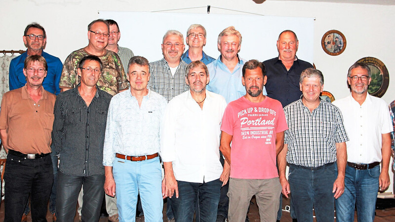 Im Rahmen der Feierstunde zum 40-jährigen Bestehen wurden langjährige Mitglieder des Billardclubs geehrt, darunter die ehemaligen Vorsitzenden Emil Schönhuber (hinten links) und Rainer Dasch (vorne mitte).