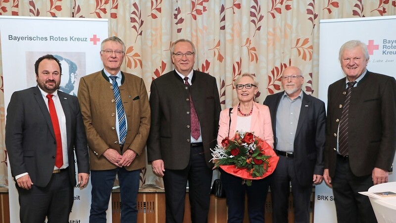 Dank und Anerkennung für Herbert Ehrl (2.v.r., mit seiner Frau Birgitt): BRK-Bezirksgeschäftsführer Mario Drexler, Bürgermeister Sepp Marchl, Landrat Franz Löffler und Bürgermeister Ludwig Klement.