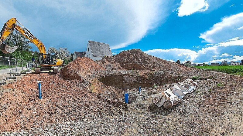Der Aushub der Grube auf dem Gelände, wo das Kinderhaus entstehen soll, hat begonnen.