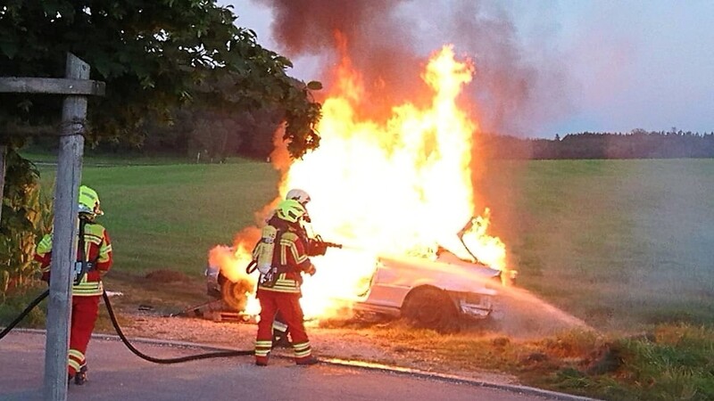 Schnelles Handeln war beim Löschangriff am brennenden Auto gefragt.