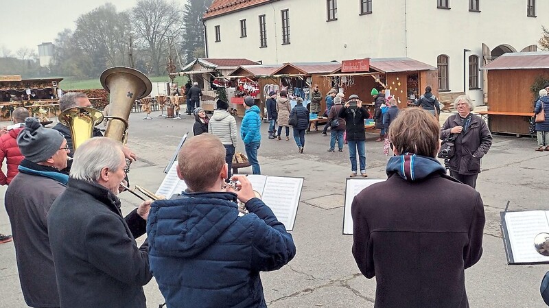 Die Stadlbläser sorgten für den musikalischen Rahmen der kleinen Budenstadt am Zehentstadl.