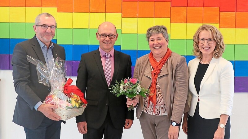 Zweiter Bürgermeister Alfons Betz (von links), Schulrat Sebastian Hutzenthaler, Rektorin Karin Högl und Bürgermeisterin Monika Maier