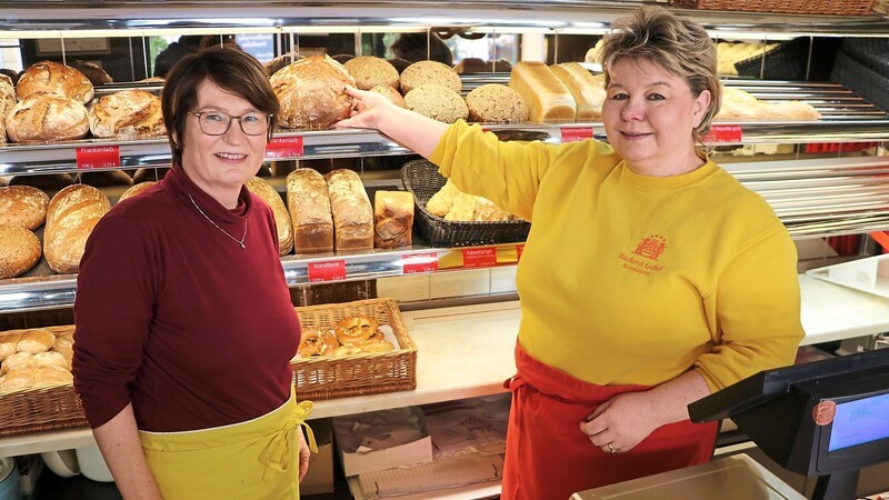Verkäuferin Elisabeth Dasch mit Ruth Gebel bedienen die Kunden in der Bäckerei in der Schirmgasse. Angst vor dem Virus hat Gebel nicht. Vor der wirtschaftlichen Situation schon. "Wir müssen jetzt alle zusammenhalten", sagt Gebel.