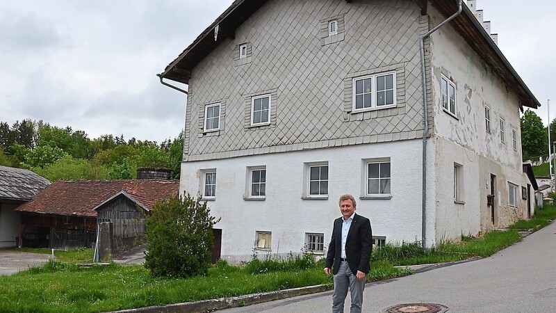 Bürgermeister Josef Beham vor dem ehemaligen Pfarrhaus in Hartkirchen.