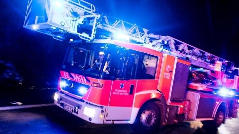 Zu einem Brand in Hengersberg wurde die Feuerwehr am Sonntagmorgen gerufen. (Symbolbild)
