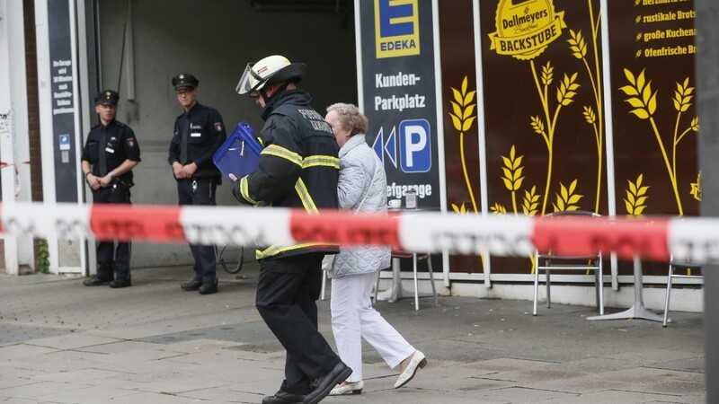 Ein Mann hat in einem Hamburger Supermarkt mehrere Menschen mit einem Messer verletzt und einen getötet.