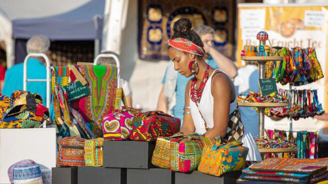 An etwa 50 Ständen bieten Händler afrikanische Handwerksprodukte wie Figuren, Masken, Mode, Schmuck und Trommeln an.