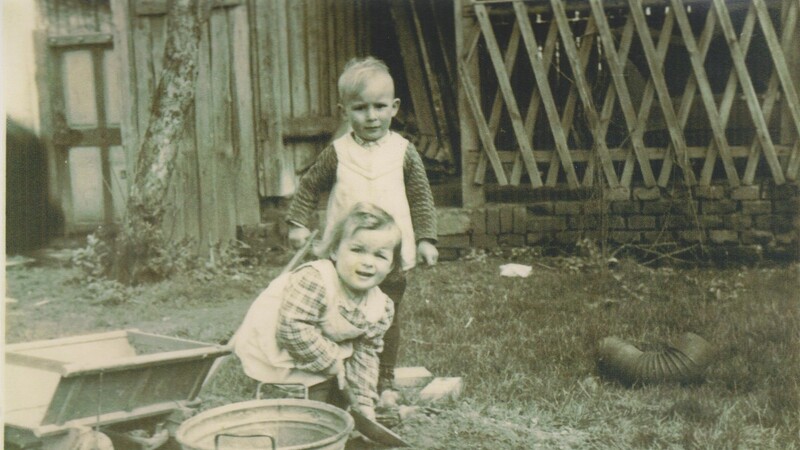 Diese Aufnahme stammt aus den 1940er-Jahren. Sie zeigt Johann und Christa Wild, dahinter die Kegelbahn aus Holz.