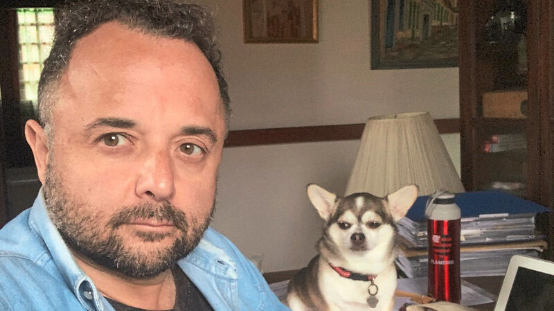 Marcelo Salomao in seinem Homeoffice mit Hund Zorro.