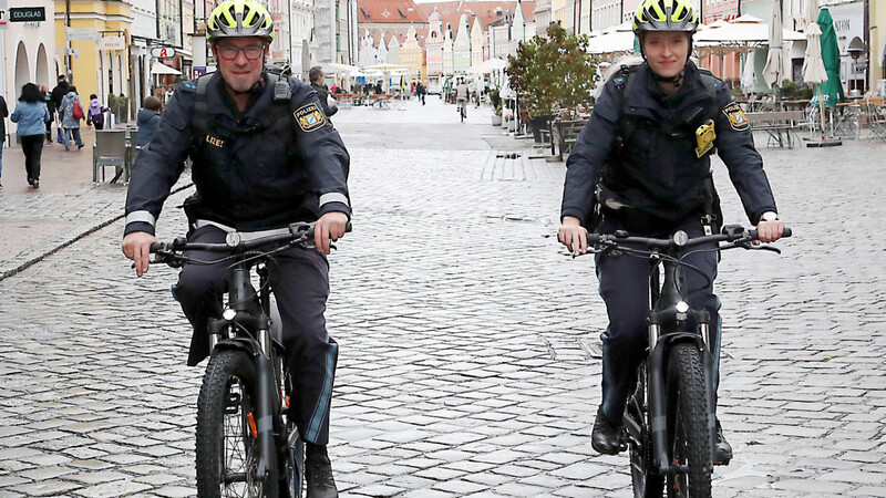 Polizeihauptmeister Andreas Eckl und Polizeimeisterin Nadine Prskawetz sind zwei der 17 Beamten, die häufiger auch als Fahrradstreife in Landshut und Umgebung unterwegs sind.