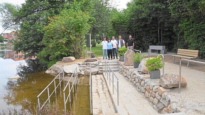 Die neue Anlage mit Wassertretbecken, Armbecken und Infotafel wurde im Gemeindepark im Beisein mit den beiden Regierungsvertretern (links) eröffnet.