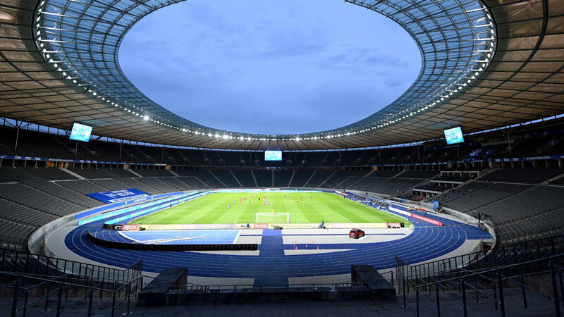 Das menschenleere Berliner Olympiastadion beim Stadtderby zwischen Hertha und Union.