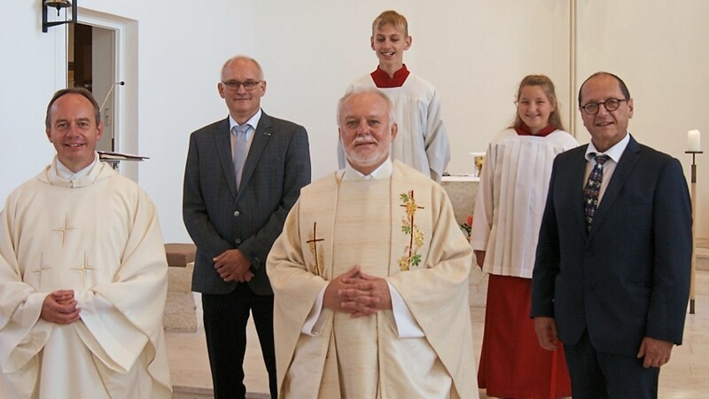 Dekan Pater Martin Müller, Klaus Rudolf, Pfarrer Christof Hagedorn, Ministranten Berger und Ministrantin Zimmermann sowie Johann Landstorfer (von links).