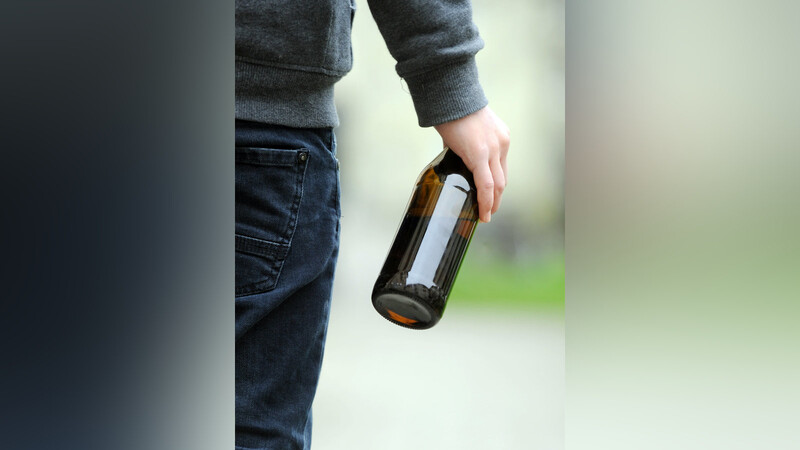 Mit einer Bierflasche soll ein 43-Jähriger seinem Zechkumpan eins übergezogen haben.