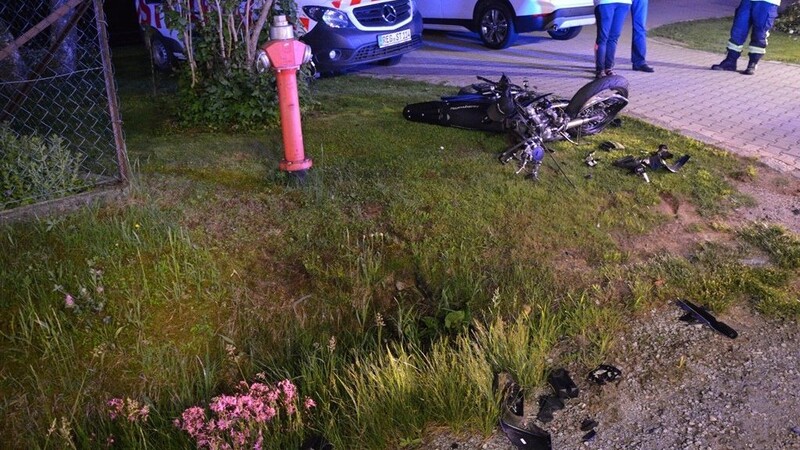 Ein 16-jähriger Mopedfahrer trug Samstagnacht schwere Verletzungen davon.
