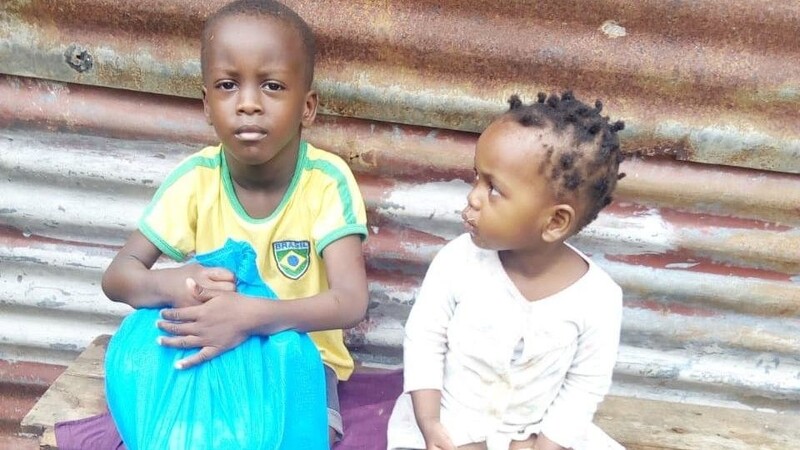 Der fünfjährige taubstumme Koki mit seiner zweijährigen Schwester Femmi; die Mutter hat durch Corona die Arbeit verloren.