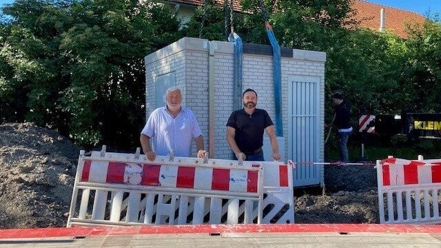 Tatkräftiger Einsatz bei der POP-Aufstellung in Langenpreising: Bürgermeister Josef Straßer (l.) und Bauamtsleiter Marco Lachmann.
