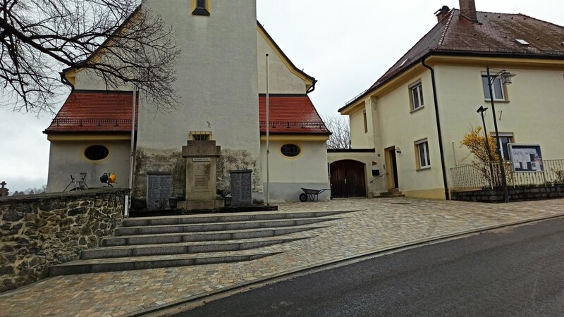 Der Vorplatz zur Pfarrkirche und zum Pfarrhof präsentiert sich nun in neuem, teilweise abgestuftem Licht.