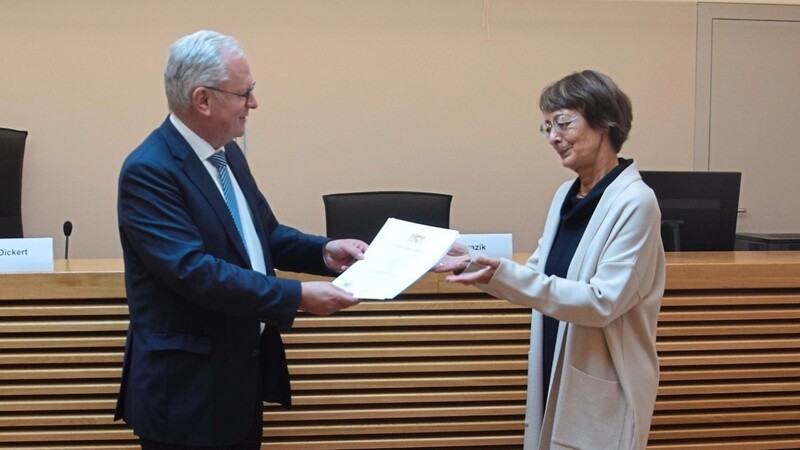 Oberlandesgerichtspräsident Thomas Dickert ehrte Sibylle Dworazik für 40 Jahre im Dienst der bayerischen Justiz.  Fotos: Nicole Gigler