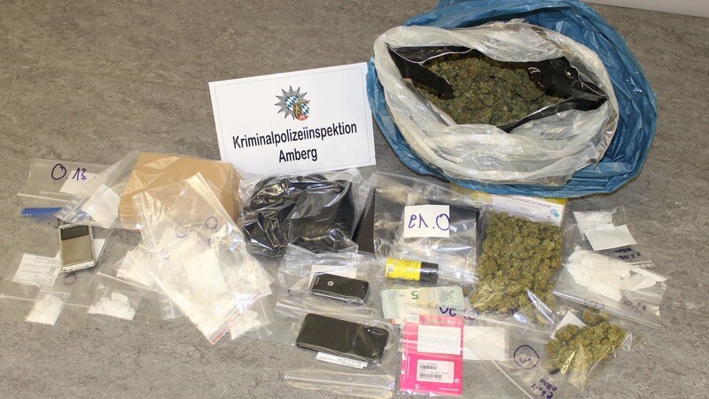 Diese Mengen Crystal und Marihuana stellte die Kripo Amberg am Mittwoch bei einem 28-jährigen Mann im Landkreis Schwandorf sicher. Er wird verdächtigt, mit den Drogen gehandelt zu haben.