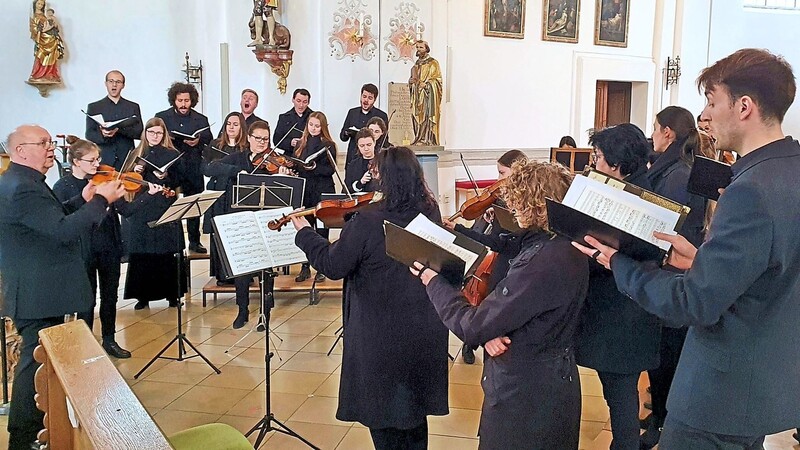 In der Pfarrkirche führte Prof. Kunibert Schäfer (links) mit seinem Vokalensemble "Art Vokal" und Instrumentalsolisten sowie einem Sprecher "Musik gegen die Angst" auf.