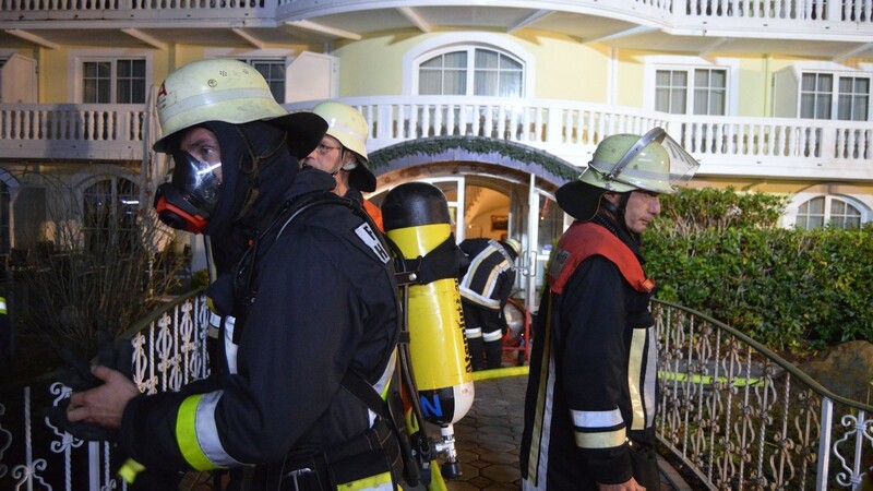 Ein Hotelbrand hat am Donnerstagabend die Feuerwehren in Atem gehalten.