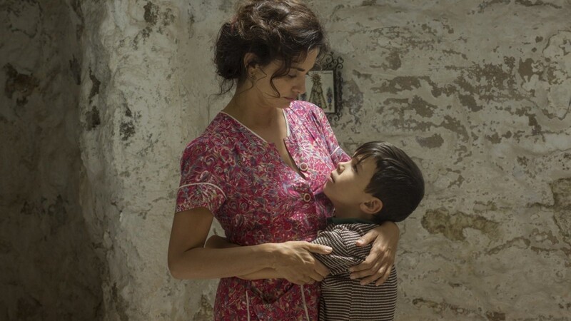 Erinnerung an die Mutter als junge, schöne, herzliche Frau (Penélope Cruz) mit ihrem Sohn (Asier Flores), für den sie alles tut.