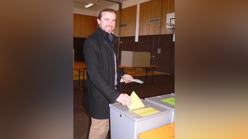 Der neue Bürgermeister Johannes Brunner bei der Stimmabgabe.