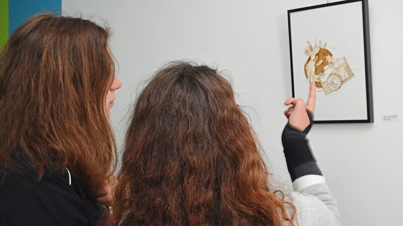 Die Klassensprecher bewunderten bei der Ausstellungseröffnung die Werke ihrer Mitschüler.