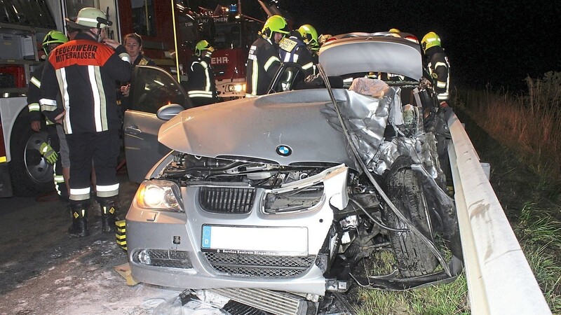 Nur noch ein Wrack ist der BMW des Unfallverursachers, die Feuerwehr musste ihn mit schwerem Gerät aus dem Auto befreien.