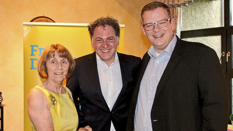Der FDP Bundestagsabgeordnete Ulrich Lechte (r.) und Stadträtin Gabriele Opitz gratulieren Horst Meierhofer zur Nominierung.