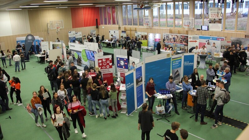 Mehr als 1000 Schüler besuchten am Donnerstag die Berufs- und Studienmesse academicus LIVE, die zum zweiten Mal im Benedikt-Stattler-Gymnasium in Bad Kötzting stattfand.
