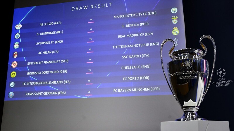 Die Ergebnisse der Auslosung des Achtelfinales der UEFA Champions League 2022/23 werden im UEFA-Hauptquartier auf einem Monitor neben dem Champions League-Pokal angezeigt.