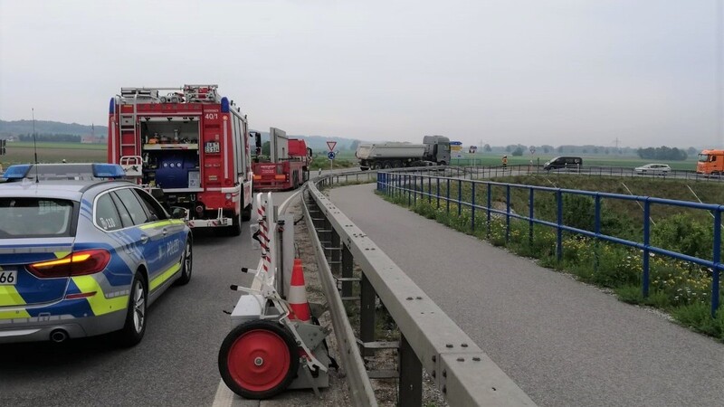 Ein Lastwagen ist auf der B15 neu bei Wattenbach liegen geblieben.