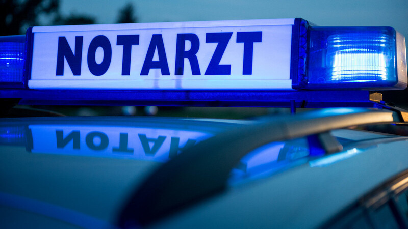 In Straßkirchen ist am Donnerstag eine 66-jährige Frau von einem Muldenkipper eingeklemmt und schwer verletzt worden. (Symbolbild)
