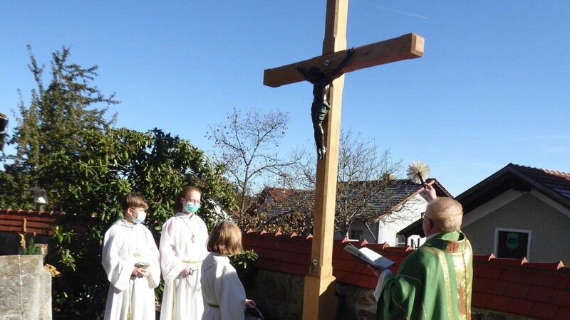 Monsignore Sperl bei der Segnung des Friedhofskreuzes