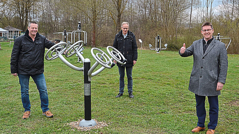 "Gefällt mir": Bürgermeister Helmut Fichtner, Ulrich Dempf und Heinfried Ohlmeyer (v. r.) bei der Eröffnung des Fitnessparks.