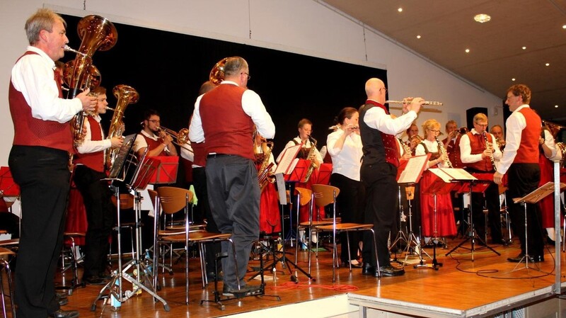 Das Further Blasorchester in seinem Element: 40 Musiker auf der Bühne im ATT.