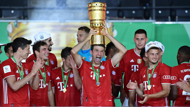 Thomas Müller mit dem DFB-Pokal.