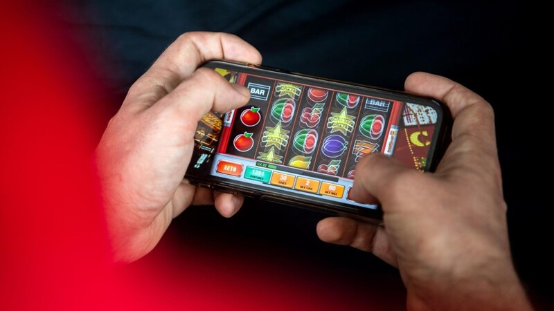 Die Sucht nach Online-Glücksspielen nimmt zu. Ebenso bergen Sportwetten im Internet Gefahren.