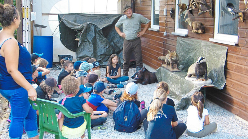 Ganz aufmerksam lauschten die Kinder, als ihnen Jäger Peter Brand anhand von präparierten Wildtieren deren Lebensgewohnheiten schilderte.